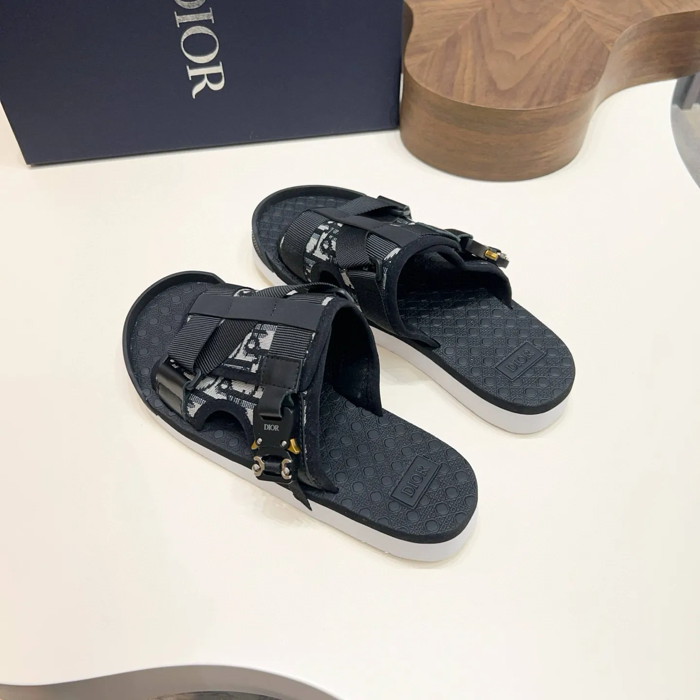 Factory price: 300💰Dior Alias ​​men's leather slippers. This Alias ​​sandal is a new summer product, showing a casual and elegant style. Carefully crafted from grained cow leather and Oblique printed fabric, with cowhide lining! Cross-strap design with metal-clad brass CD Diamond logo. The imported cowhide leather and rubber sole adds sophistication and comfort, while Oblique print-effect anti-slip panels add style. Size: 38-44 (45 customized)